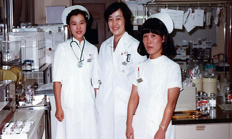 1983年 癌研究会附属病院ナースステーションにて。看護師さんと