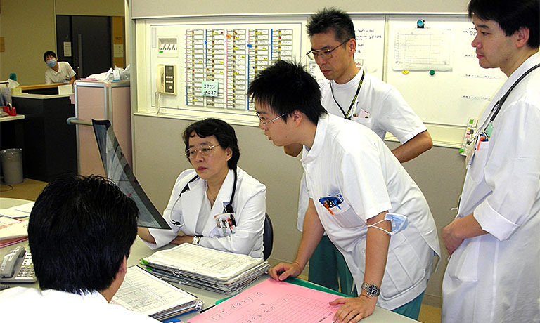 <div class="column">
<h4>薄井紀子<span class="sub">（東京慈恵会医科大学 客員教授、国領医院 院長）</span></h4>
<div class="wrapper">
<figure class="left">
<img src="/images/2026/04/23_usui_02_fig_01.jpg" alt="薄井紀子氏" />
</figure>
<p>東京都出身。桐朋学園小・中・高校を経て、1973年東京慈恵会医科大学に進学、79年に同大卒。同年5月より同大附属病院長直属の研修医として内科で研修を開始、81年5月に同大第3内科学教室医員。82年7月から癌研究会附属病院癌化学療法科臨床部医員、84年7月、静岡県富士市立中央病院内科勤務。85年9月に慈恵医大に復帰後、86年11月学位授与。88年10月より米国NIHに留学、92年9月に帰国後、慈恵医大第3内科学教室助手。同大内科学講座第3講師、血液・腫瘍内科助教授などを経て2013年4月より同大教授、附属第三病院輸血部診療部長。18年3月に退任し、4月より同大学客員教授、附属第三病院（現・同大西部医療センター）腫瘍・血液内科客員診療医長（23年3月退任）。18年5月に国領医院を開院。19年6月より社会保険診療報酬支払基金東京支部医療顧問、現在は東京都社会保険診療報酬審査委員会審査調整役。</p>
</div>
</div>

<h2>CMLに対するイマチニブの効果に衝撃を受ける<br>
臨床研究を通じて多くの新薬の育成に貢献</h2>

<p>　研究に夢中になっていた頃に、日本成人白血病共同研究グループ（JALSG）を設立された大野竜三先生がNCIを訪問され、「研究も大事だけど、このままだと臨床を忘れてしまうよ」と話されました。私は「そうですね。今取り組んでいる研究がもうすぐ一区切りとなるので、そうしたら帰ります」と答え、92年9月に帰国しました。4年間臨床を離れていたので、現場感覚を取り戻す意味もあり、93年4月から95年6月まで大森赤十字病院に第2内科部長として派遣されました。</p>

<p>　95年に大学に戻り、まず、DCTP-3療法についての臨床研究に取り組み、DNRを白血病細胞（芽球）が十分に減るまで投与した治療成績とDNRの総投与量について解析しました。その結果、DCTP-3による治療で、CR率は76％、10年無病生存率（DFS）は31.2％、10年全生存率（OS）は42.3％であることが明らかになりました。これらの結果は、97年のASCOでポスター演題に採択され、98年の『J Clin Oncol』に掲載されました。</p>

<p>　また帰国後は、JALSGの臨床研究にも積極的に参加し、プロトコール委員を務めるなど、学内外の仲間たちと白血病の治療成績の向上を目指しました。</p>

<p>　初期研修時代には教科書以外の治療法が確立されていなかったAPLの治療は、大きく進歩しました。APL患者さんを対象にしたJALSG APL97研究とJALSG APL204の結果から、APLは分子標的薬のATRAの導入で長期のCRが得られることが明らかになり、再発時には亜ヒ酸で再びCRに導入でき、長期にCRを持続することが確認されました。つまり、APLは治癒可能な白血病になったのです。</p>

<p>　慢性骨髄性白血病（CML）に対するチロシンキナーゼ阻害薬（TKI）の効果は衝撃的でした。慈恵医大第三内科に助手として勤務していた87年に、50代のCMLの男性患者さんを受け持ちました。春の健診で白血球増加を指摘されて来院、精査の結果、CMLと診断し、ブスルファンの内服治療を開始しました。89年春に腹痛、微熱、全身倦怠感を自覚し、芽球の増加を認めたため急性転化と診断し入院となりました。しかし、DNR＋VCR＋PSL併用療法など多くの化学療法に抵抗性で、1990年1月に高熱の持続、肺真菌症を合併し、白血病のコントロールが困難となり、4月に亡くなりました。当時、CMLは難治性疾患でした。</p>

<p>　この状況を一変させたのが、2001年に米国と日本で相次いで承認されたTKIのイマチニブでした。イマチニブはそれまで5〜6年だったCMLの予後を大きく改善し、内服薬だけで長期の寛解維持が実現し、長期生存が可能になりました。女性患者さんでは妊娠・出産も可能となり、患者さんのQOL向上に大きく貢献しています。</p>

<p>　JALSGでは、イマチニブが保険適用になって以降に登録されたCML患者さんを対象にしたJALSG CML202、207研究で、イマチニブ登場以前の治療成績と比較し、5年OSが55.7％から87.8％へと大幅に改善されたことなどを報告しました。CMLの治療パラダイムが大きく変化したことを私は臨床現場で経験し、臨床研究でも検証することになりました。</p>

<p>　かつての化学療法が「絨毯爆撃」のようにがん細胞も正常細胞も攻撃する治療だとするなら、分子標的薬は文字通り「ピンポイントで作用する（特定の分子を標的とする）」ため、治療効果が向上し、副作用が大幅に軽減されます。患者さんにも説明しやすくなり、患者さんの治療受容も向上しました。現在では、深い分子生物学的寛解（奏効）を達成した患者さんにおける治療中止についても議論が深まっています。</p>

<p>　これらの治療成績の向上、さらには治療パラダイムを変える力となっているのが、多施設による臨床研究だと思います。臨床研究は新規治療薬を育てる大きな役割を担っているのです。</p>

<figure>

<figcaption>2006年8月 病棟回診の風景</figcaption>
</figure>

<figure>

<figcaption>2005年 東京慈恵会医科大学附属病院血液・腫瘍内科 診療部長時代</figcaption>
</figure>

<figure>

<figcaption>2006年 東京慈恵会医科大学附属病院血液・腫瘍内科 診療部長時代</figcaption>
</figure>

<h2>社保の審査委員として医療の質と公平性に取り組む<br>
平坦ではない女性の人生「でも仕事を辞めないで」</h2>

<p>　造血器腫瘍では、その後、多くの新規治療法が開発されてきました。例えば多発性骨髄腫（MM）では、長らくMP療法（メルファラン＋PSL）が主流でしたが、2000年代に入り、免疫調整薬（IMiDs）、プロテアソーム阻害薬（PI）、抗体医薬などの新規薬剤が次々に登場し、治療成績が大きく向上しました。</p>

<p>　ほかにも、CAR-T細胞療法、二重特異性抗体などの新規治療法の登場などにより、造血器腫瘍の治療選択肢は多様化し、遺伝子パネル検査の実装などにより、個別化医療の実現が近づいてきたと実感しています。</p>

<p>　白血病治療では小児プロトコールの成人への応用が進んでいます。特に、思春期・若年成人（AYA）世代の急性リンパ性白血病（ALL）に対しては、従来、成人（高齢者）に合わせたプロトコールが用いられていましたが、2000年代にAYA世代ALLは小児プロトコールで治療した治療成績が良好である可能性が示されました。その後、その検証が世界各国で進められ、わが国ではJALSGとJCCG（日本小児がん研究グループ）との連携を強化し、臨床研究が進められています。</p>

<p>　造血器腫瘍は新規治療が次々に登場し、予後やQOLは大きく改善しました。一方で、診療報酬明細書（レセプト）を審査する立場からは、複雑な思いもあります。薬剤費、治療費（診療報酬）が高額となり、治療効果との適正な算定のバランスが鍵となっています。社保の審査職員の理解が医療の質と公平性を支えると考え、職員向けの血液内科学の教育も担っています。先般は、広島審査委員長の土肥博雄先生、大阪審査調整役の中西忍先生と共にエキスパート研修を実施しました。</p>

<p>　私は、医師になってから臨床、研究を通じて白血病の化学療法を追究して来ました。そしてAPLに対するATRA、CMLに対するTKIなど、それぞれ治療戦略の大きな変化を実感してきました。</p>

<p>　その一方で、自分が女性医師であることはあまり意識していませんでした。自分のキャリアをどう築くかは考えず、そのとき興味があることを追い続けてきただけです。ですから、今の若い女性医師のロールモデルにはならないかもしれません。</p>

<p>　ただ強調したいのは「仕事を辞めないで続けてほしい」ということです。女性の人生には、結婚、出産、育児、親の介護など、いくつものターニングポイントがあります。決して平坦ではありません。しかし、その節目ごとに自ら道を選び取れる自由があるとも言えます。どう進んでいくかを、自分で考えて決めることができるのです。それだけは忘れないでください。</p>

<p>　多くの素晴らしい先輩、向上心にあふれる同僚・後輩に支えられ、私はここまで医師として楽しい人生を歩んでくることができました。
そのことに深く感謝するとともに、これからも診療や社保での役割を通じて、血液医療の発展に、自分なりに貢献していきたいと考えています。</p>

<figure>

<figcaption>2011年12月 ASH(San Diego)のPosterの前で、後輩の矢野真吾先生(現・東京慈恵会医科大学 腫瘍・血液内科 教授)、鈴木一史先生（現・同大学 同科 准教授）と</figcaption>
</figure>
