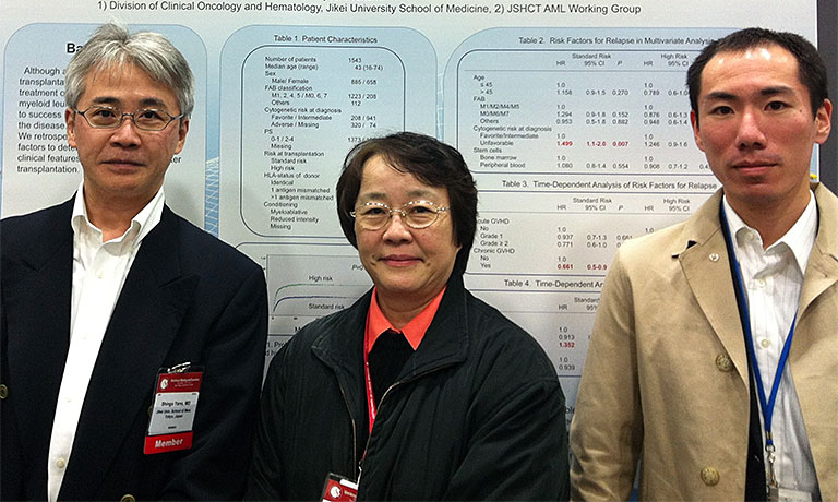 2011年12月 ASH(San Diego)のPosterの前で、後輩の矢野真吾先生(現・東京慈恵会医科大学 腫瘍・血液内科 教授)、鈴木一史先生（現・同大学 同科 准教授）と
