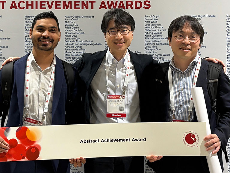 2025年12月、米国血液学会にて。共にプロジェクトを推進してきた2名のポスドクがAbstract Achievement Awardを同時受賞した記念の一枚。