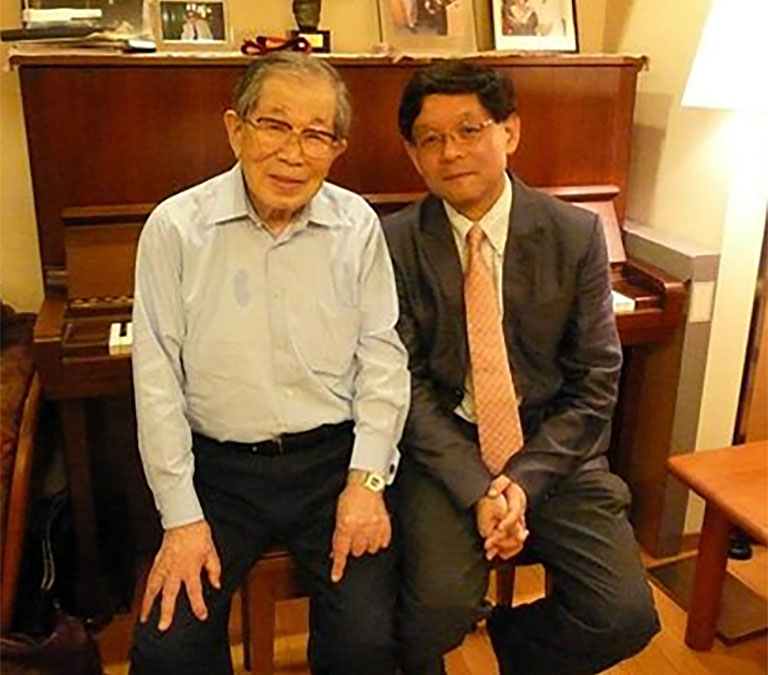 2009年6月、日野原重明先生のご自宅にて。音楽を愛した日野原先生とは、ともにピアノを楽しむこともありました。お会いするたびに「君は、まだピアノを弾いてますか？」と声をかけてくださいました。