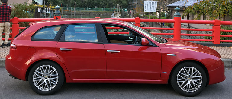 2010年、愛車のアルファロメオ159スポーツワゴンと。ローマ留学中、颯爽と走るアルファロメオに憧れ、帰国から15年後に念願の一台を手に入れました。