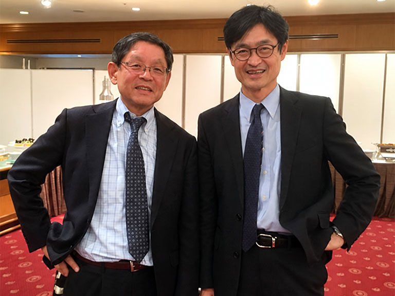 北海道大学病院血液内科の豊嶋崇徳教授と。小児成人移行期医療の体制づくりを共に進めました。