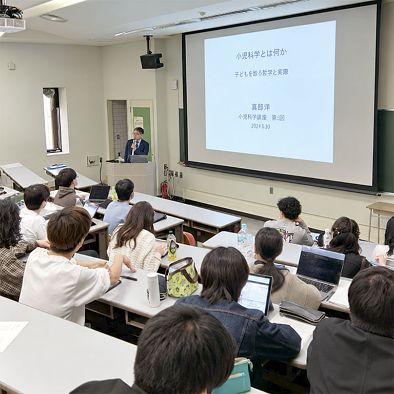 2024年4月、北海道大学臨床講堂にて。若い医学生との対話を楽しみにしていました。
